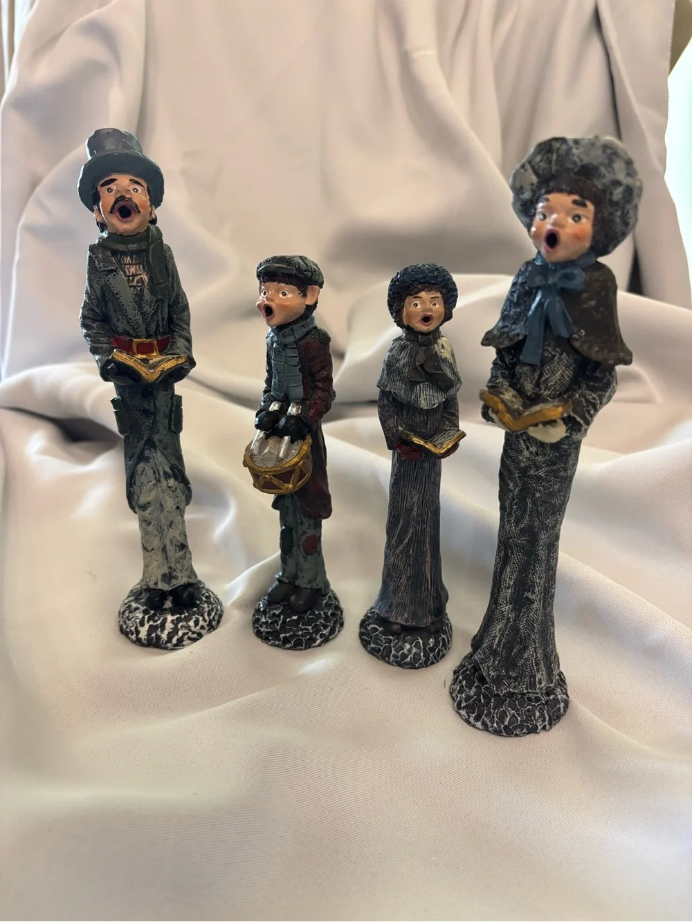 Christmas Caroler Figurine Set - Holiday Cedar Creek Collection